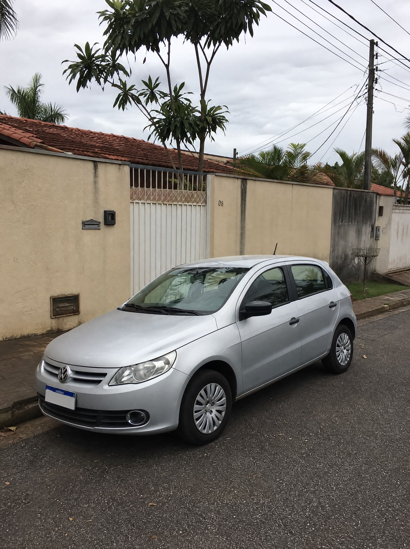Volkswagen Gol prata original, altura de fábrica, parado na rua