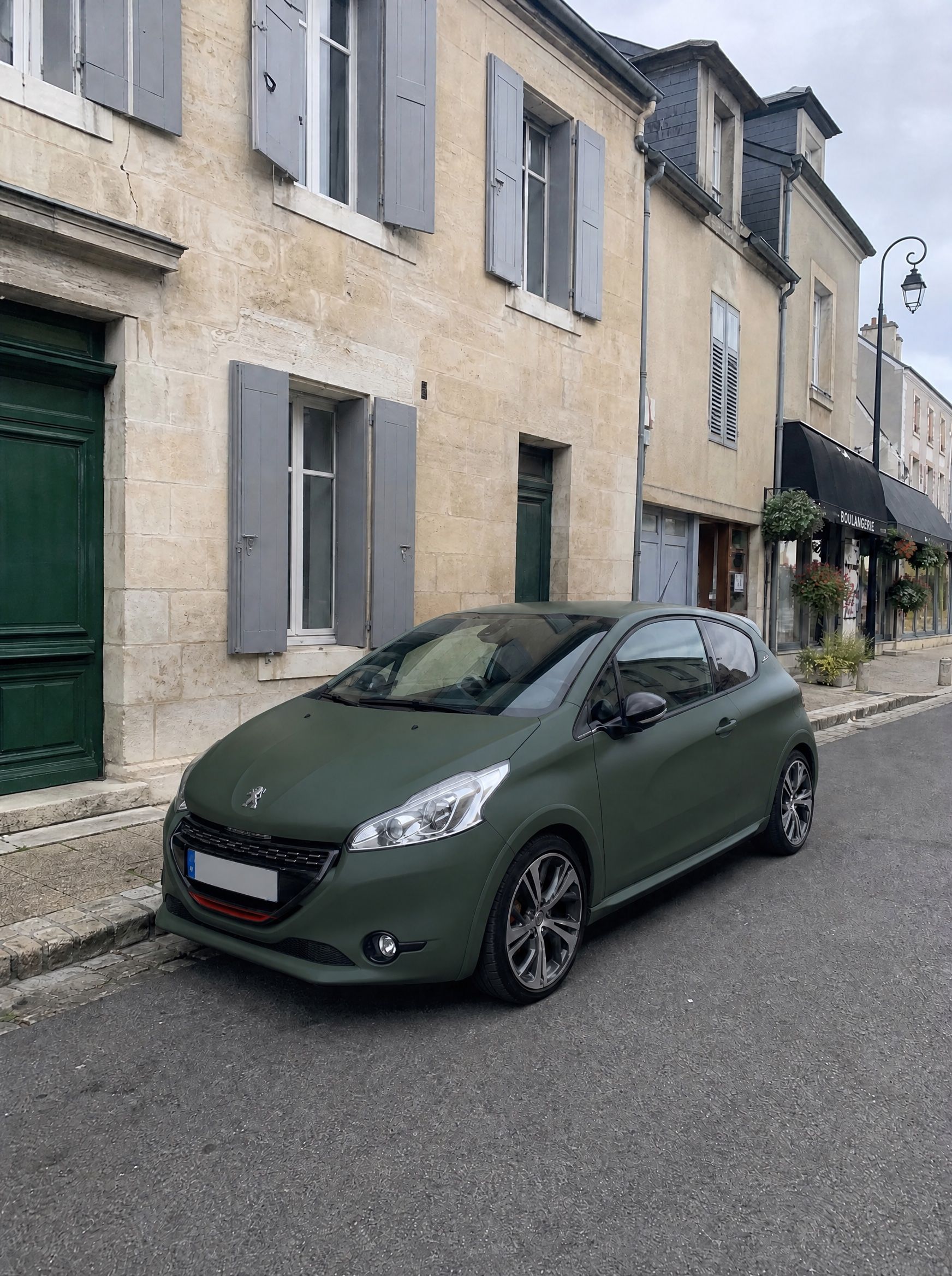 La même 208 GTi en vert foncé satiné, jantes et hauteur inchangées