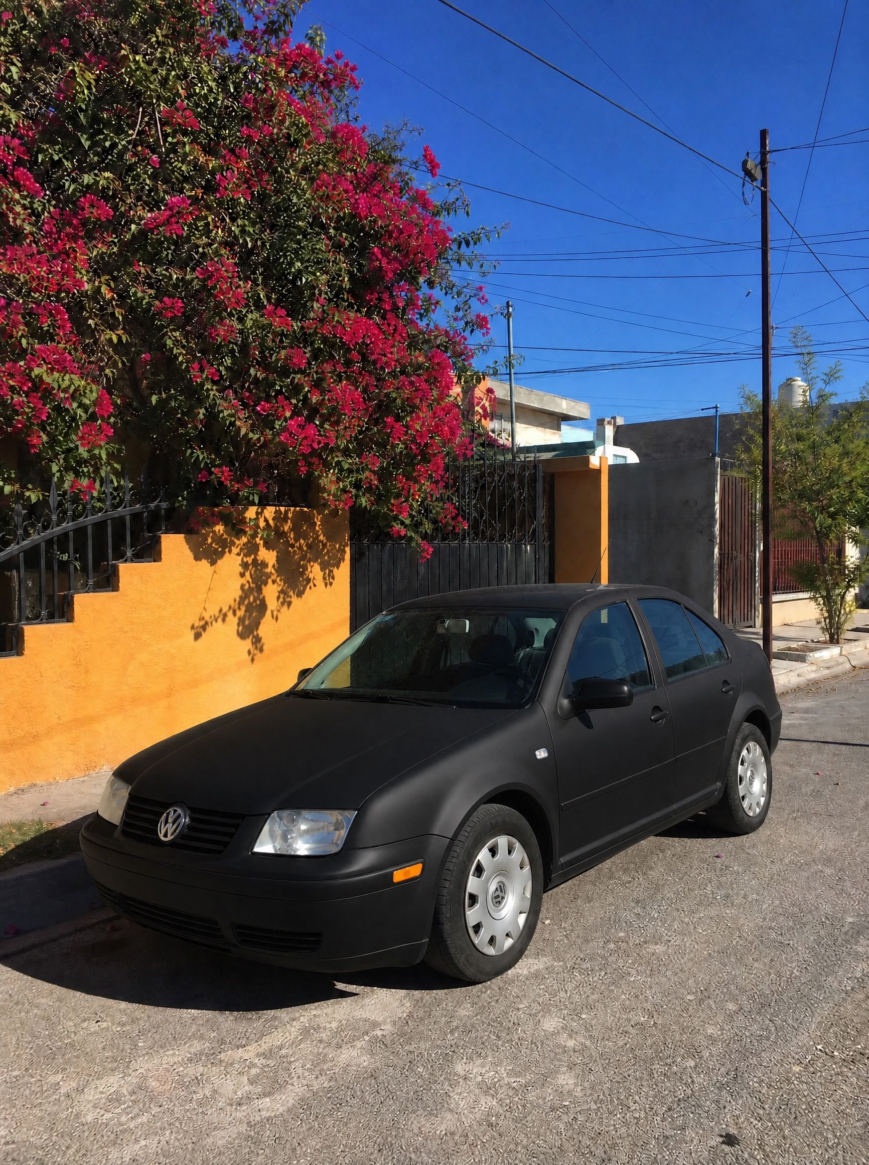 El mismo Jetta en negro satinado, con sus mismos tapones y su misma altura